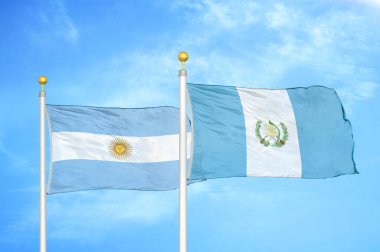 Arjantin ve Guatemala bayrak direkleri ve mavi bulutlu arka planda iki bayrak