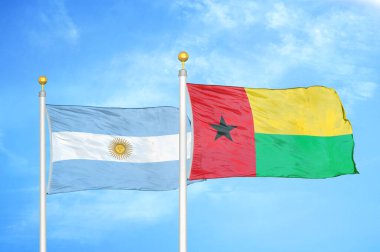 Arjantin ve Gine-Bissau bayrak direkleri üzerinde iki bayrak ve mavi bulutlu arka plan