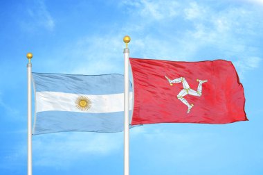 Arjantin ve Mann Adası bayrak direkleri ve mavi bulutlu arka planda iki bayrak