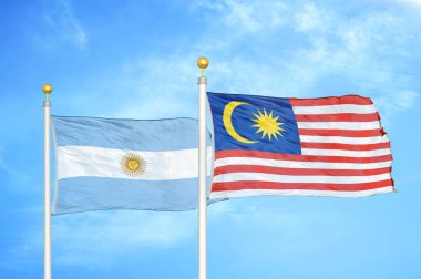 Arjantin ve Malezya bayrak direkleri ve mavi bulutlu arka planda iki bayrak