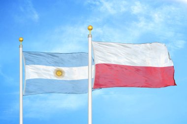 Arjantin ve Polonya bayrak direkleri ve mavi bulutlu arka planda iki bayrak