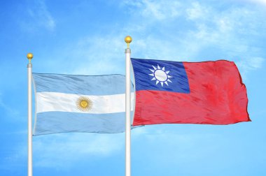 Arjantin ve Tayvan bayrak direkleri ve mavi bulutlu arka planda iki bayrak