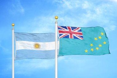 Arjantin ve Tuvalu bayrak direkleri ve mavi bulutlu arka planda iki bayrak