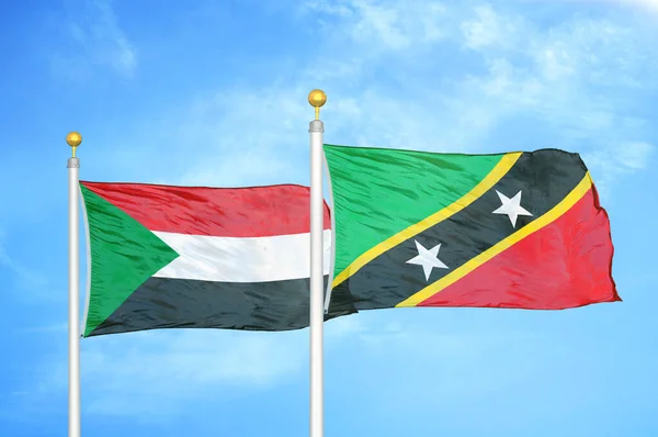 Sudan Und Kitts Und Nevis Zwei Flaggen Auf Fahnenmasten Und — Stockfoto
