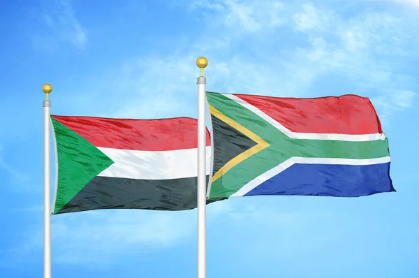 수단과 남아프리카 공화국 깃대와 구름낀 배경에 — 스톡 사진