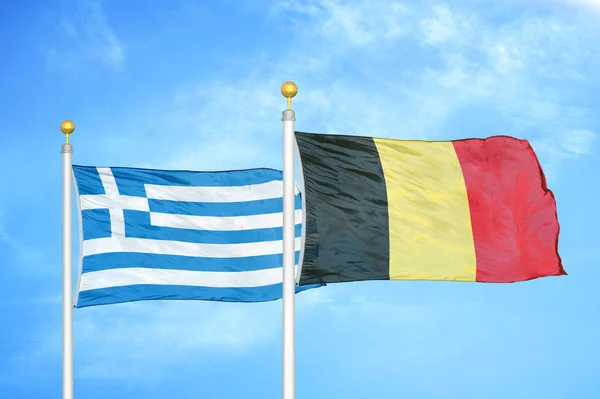 Griekenland België Twee Vlaggen Vlaggenmasten Blauwe Bewolkte Hemelachtergrond — Stockfoto