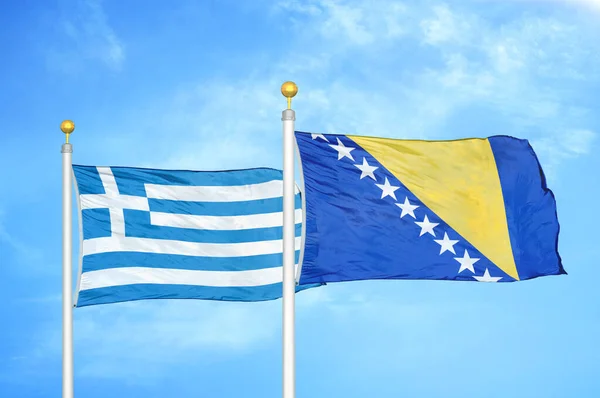 Griekenland Bosnië Herzegovina Twee Vlaggen Vlaggenmasten Blauwe Bewolkte Lucht Achtergrond — Stockfoto