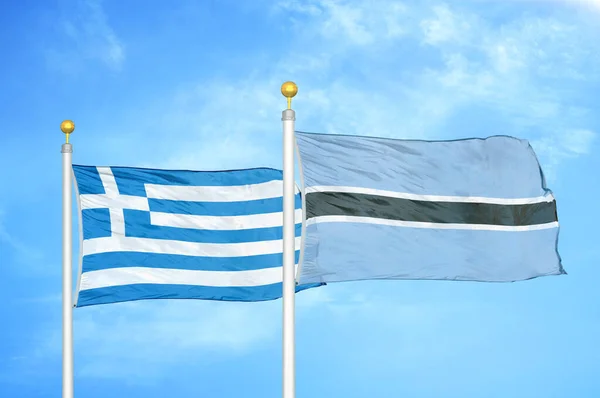 Греция Ботсвана Два Флага Флагштоках Голубом Облачном Фоне Неба — стоковое фото