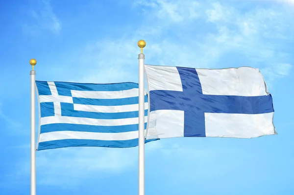 Греция Финляндия Два Флага Флагштоках Голубом Облачном Фоне Неба — стоковое фото