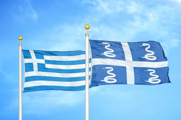 Греция Мартиника Змеи Два Флага Флагштоках Голубой Облачный Фоне Неба — стоковое фото