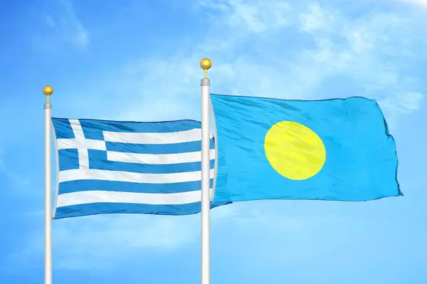 Греция Палау Два Флага Флагштоках Голубом Облачном Фоне Неба — стоковое фото