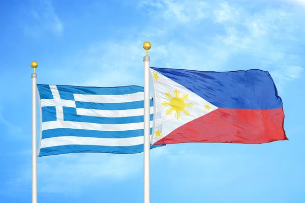 Yunanistan Filipinler Bayrak Direkleri Mavi Bulutlu Arka Planda Iki Bayrak — Stok fotoğraf