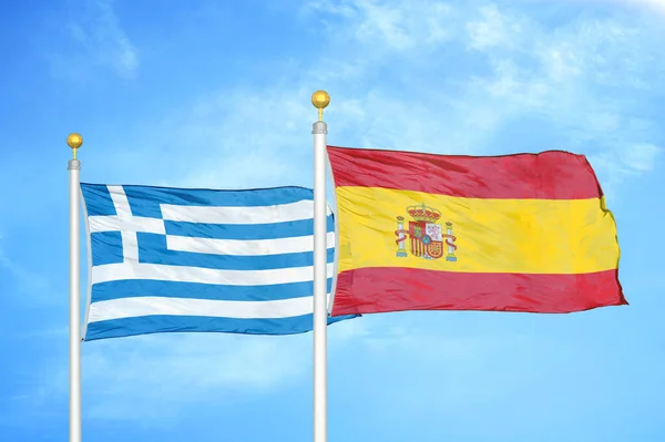 그리스와 스페인 깃대에 구름낀 배경에 — 스톡 사진