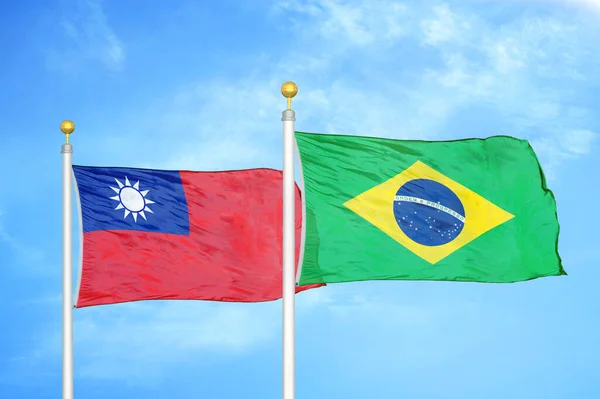 Tayvan Brezilya Bayrak Direkleri Mavi Bulutlu Arka Planda Iki Bayrak — Stok fotoğraf