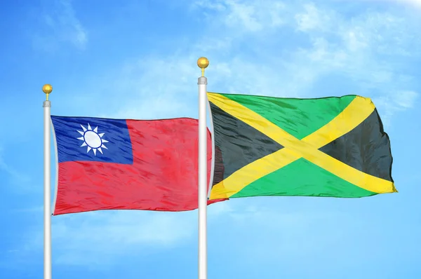 Taiwán Jamaica Dos Banderas Sobre Asta Bandera Fondo Azul Cielo — Foto de Stock