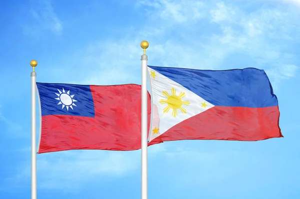 Taiwán Filipinas Dos Banderas Sobre Asta Bandera Fondo Azul Cielo — Foto de Stock
