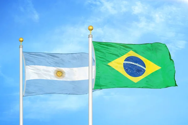 Argentina Brazílie Dvě Vlajky Vlajkových Stožárech Modrá Oblačná Obloha Pozadí — Stock fotografie