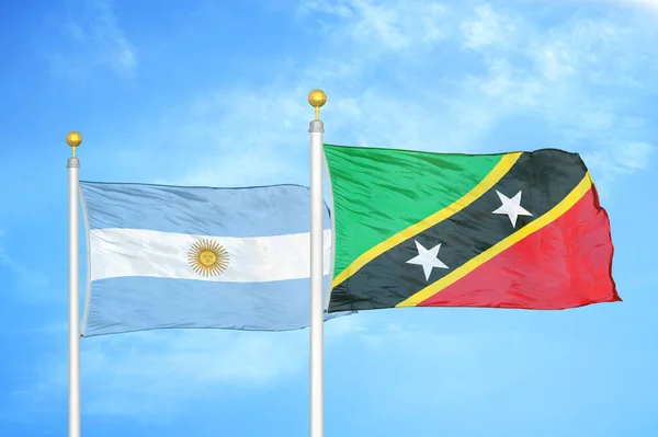 Argentinien Und Kitts Und Nevis Zwei Flaggen Auf Fahnenmasten Und — Stockfoto