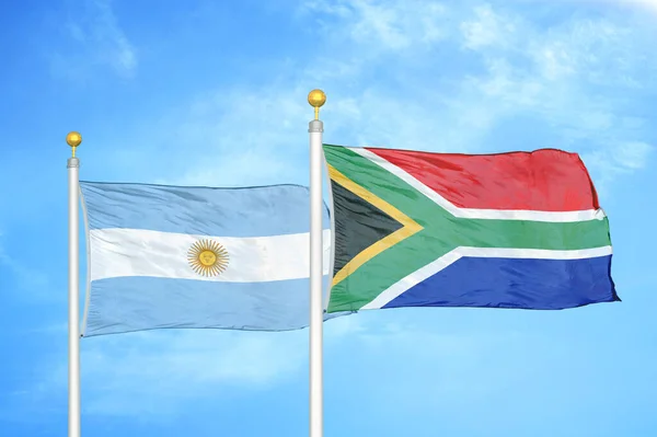 아르헨티나와 남아프리카 공화국 깃대와 구름낀 배경에 — 스톡 사진