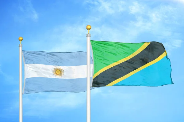 Argentinien Und Tansania Zwei Flaggen Auf Fahnenmasten Und Blauer Bewölkter — Stockfoto