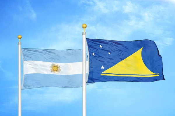 Argentina Tokelau Dos Banderas Sobre Asta Bandera Fondo Azul Cielo — Foto de Stock