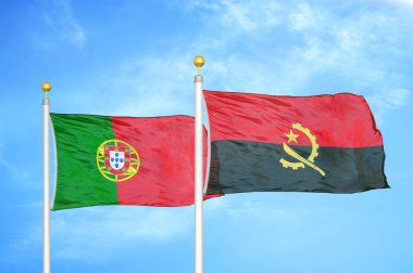 Portekiz ve Angola bayrak direkleri ve mavi bulutlu arka planda iki bayrak