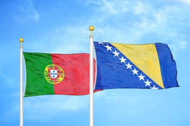 Portekiz ve Bosna-Hersek bayrak direkleri ve mavi bulutlu arka planda iki bayrak