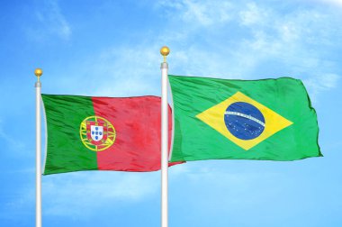 Portekiz ve Brezilya bayrak direkleri ve mavi bulutlu arka planda iki bayrak