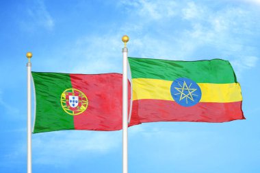 Portekiz ve Etiyopya bayrak direkleri üzerinde iki bayrak ve mavi bulutlu gökyüzü arka planı