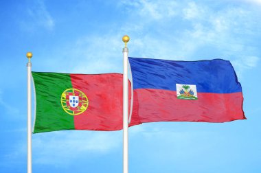 Portekiz ve Haiti bayrak direkleri ve mavi bulutlu arka planda iki bayrak
