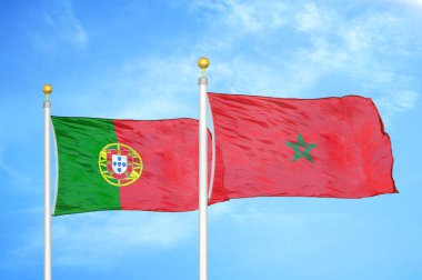 Portekiz ve Fas bayrak direkleri ve mavi bulutlu arka planda iki bayrak