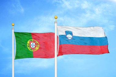 Portekiz ve Slovenya bayrak direkleri ve mavi bulutlu arka planda iki bayrak