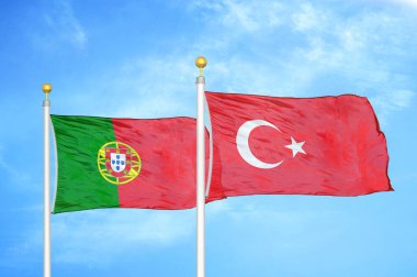 Portekiz ve Türkiye bayrak direkleri ve mavi bulutlu arka planda iki bayrak