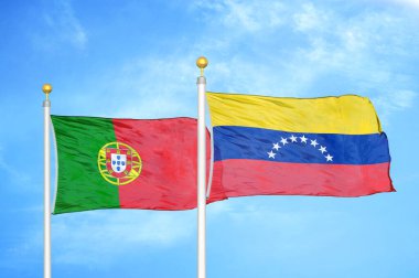 Portekiz ve Venezuela bayrak direkleri ve mavi bulutlu arka planda iki bayrak