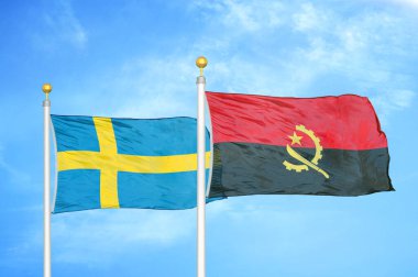 İsveç ve Angola bayrak direkleri ve mavi bulutlu arka planda iki bayrak