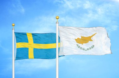 İsveç ve Kıbrıs Rum Kesimi bayrak direkleri ve mavi bulutlu arka planda iki bayrak