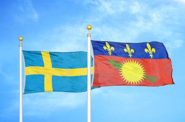 İsveç ve Guadeloupe bayrak direkleri ve mavi bulutlu arka planda iki bayrak