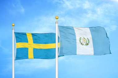 İsveç ve Guatemala bayrak direkleri ve mavi bulutlu arka planda iki bayrak