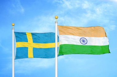 İsveç ve Hindistan bayrak direkleri ve mavi bulutlu arka planda iki bayrak