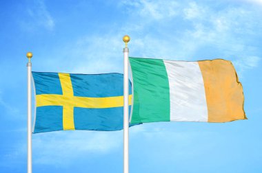 İsveç ve İrlanda bayrak direkleri üzerinde iki bayrak ve mavi bulutlu arka plan