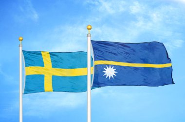 İsveç ve Nauru bayrak direkleri ve mavi bulutlu arka planda iki bayrak
