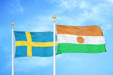 İsveç ve Nijer bayrak direkleri üzerinde iki bayrak ve mavi bulutlu arka plan