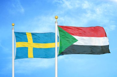 İsveç ve Sudan bayrak direkleri ve mavi bulutlu arka planda iki bayrak