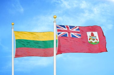 Litvanya ve Bermuda bayrak direkleri üzerinde iki bayrak ve mavi bulutlu arka plan