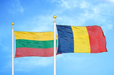 Litvanya ve Çad bayrak direkleri ve mavi bulutlu arka planda iki bayrak