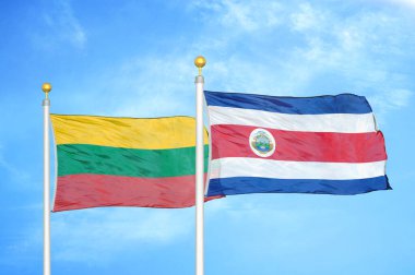 Litvanya ve Kosta Rika bayrak direkleri ve mavi bulutlu arka planda iki bayrak