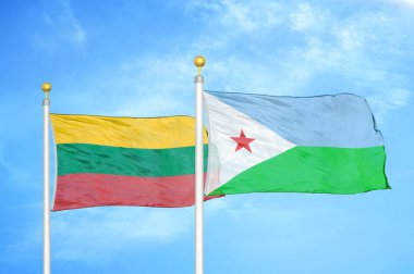 Litvanya ve Cibuti bayrak direkleri üzerinde iki bayrak ve mavi bulutlu gökyüzü arkaplanı