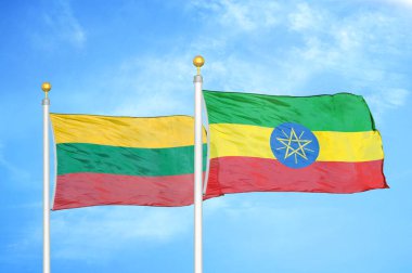 Litvanya ve Etiyopya bayrak direkleri üzerinde iki bayrak ve mavi bulutlu arka plan