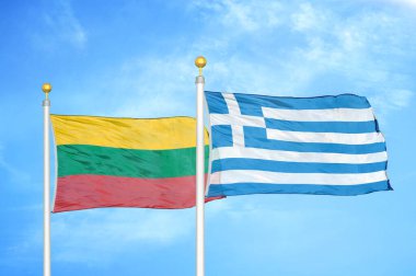 Litvanya ve Yunanistan bayrak direkleri ve mavi bulutlu arka planda iki bayrak