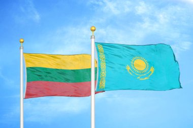 Litvanya ve Kazakistan bayrak direkleri ve mavi bulutlu arka planda iki bayrak